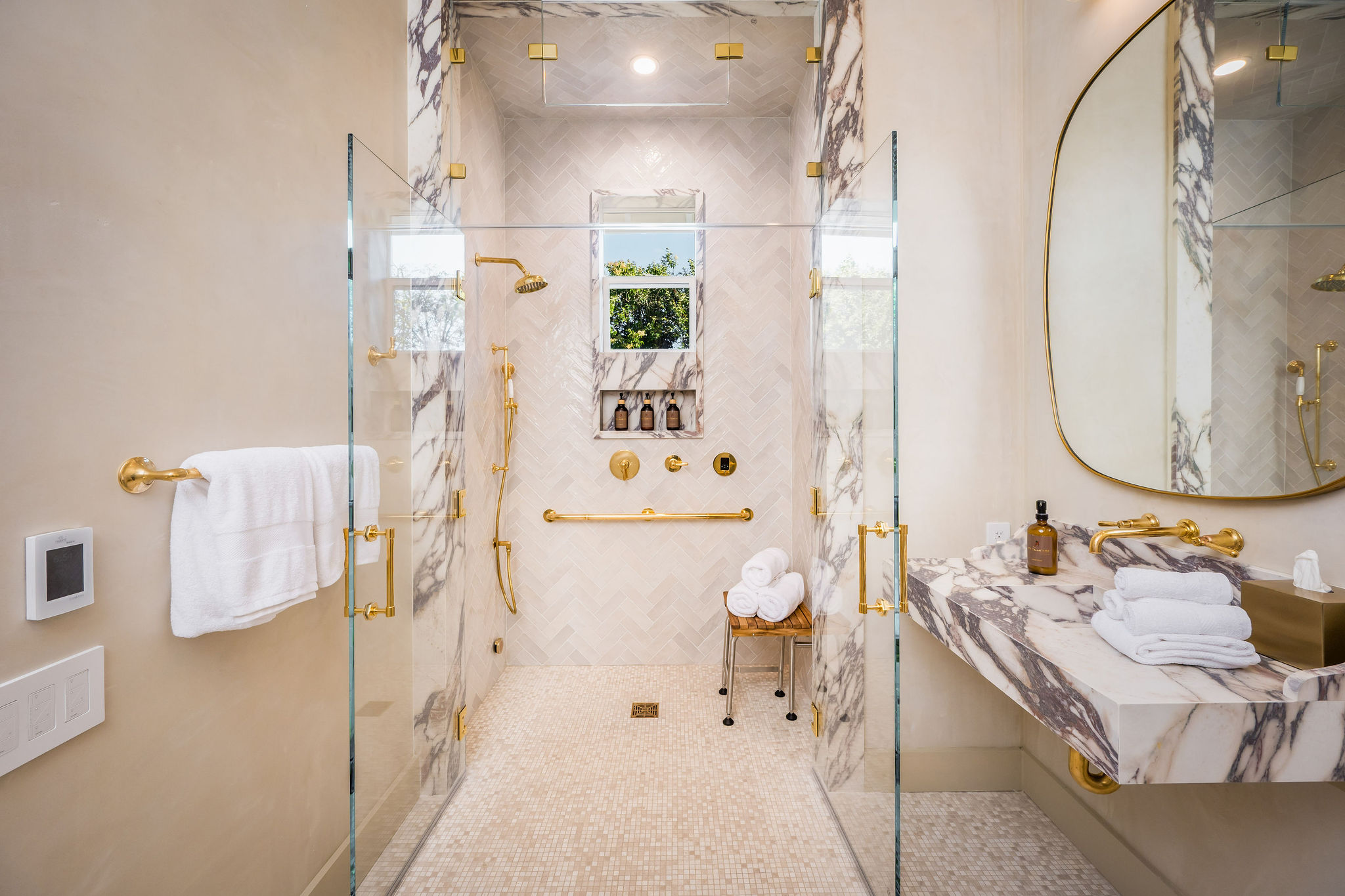 A marble en-suite bath at The Polo House